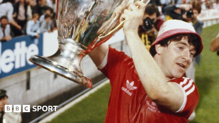 John Robertson obituary: Nottingham Forest great was ‘the Picasso of football’ John Robertson lifts the European Cup