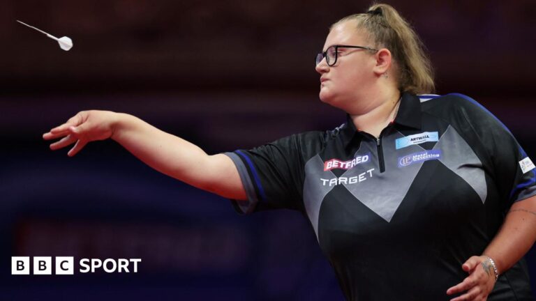 Beau Greaves throwing a dart