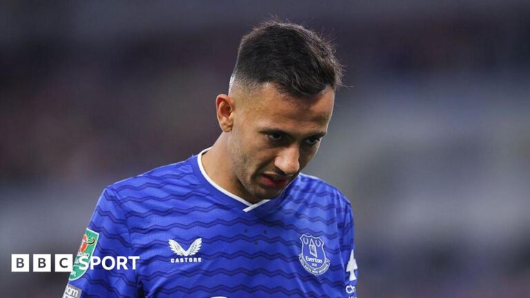 Dwight McNeil: Everton winger’s partner criticises Crystal Palace after failed move Dwight McNeil