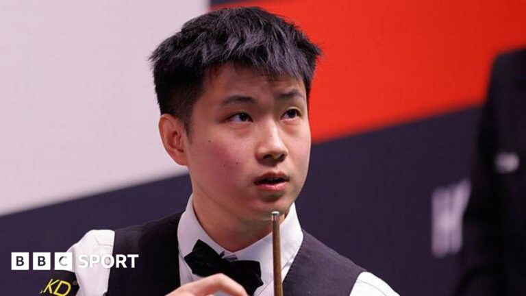 Zhao Xintong looks at a shot