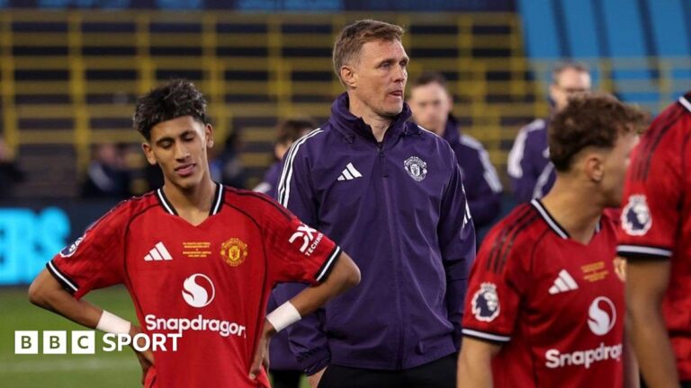 Manchester United: Darren Fletcher unhappy with FA over Youth Cup final Manchester United Under-18 coach Darren Fletcher, in purple tracksuit top, stands between two of his players, who both wear red match kit