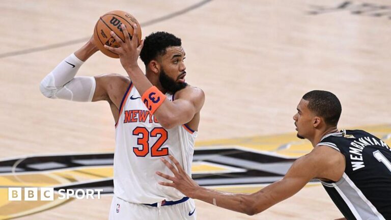 Karl-Anthony Towns #32 of the New York Knicks handles the ball during the game against the San Antonio Spurs