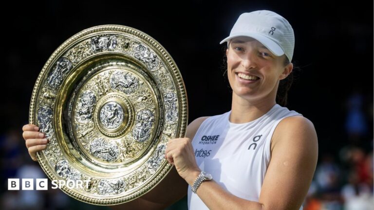 Iga Swiatek poses with the Wimbledon trophy